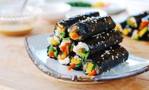 cach-lam-kimbap-1-628x380-20180821171011.jpg Cơm cuộn rong biển thơm ngon