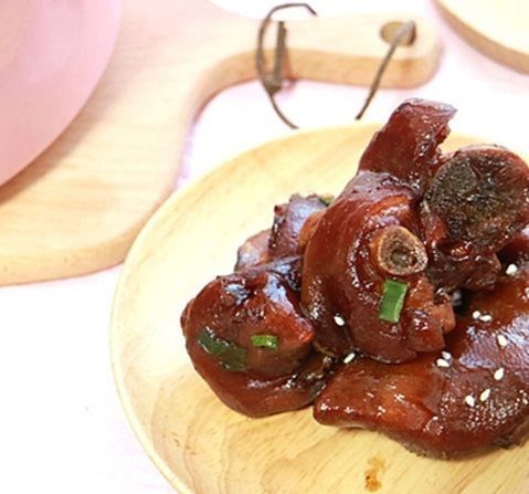 chan-gio-ham-nuoc-mam3-20181120192907.jpg Chân giò hầm nước tương
