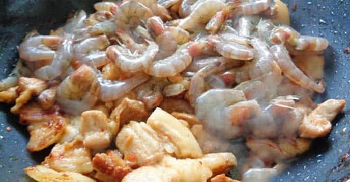 Tốn cơm với tôm rim thịt ba chỉ